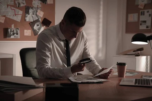 Dedektif Ofisinde Masasında Çalışıyor — Stok fotoğraf