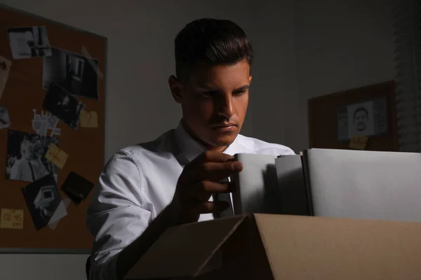 Detetive Profissional Fazendo Papelada Seu Escritório — Fotografia de Stock