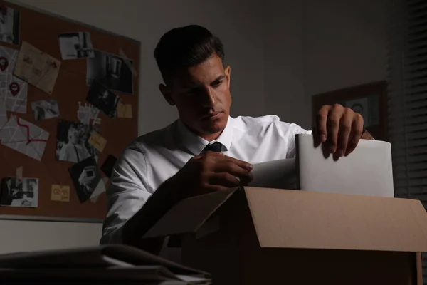 Detetive Profissional Fazendo Papelada Seu Escritório — Fotografia de Stock