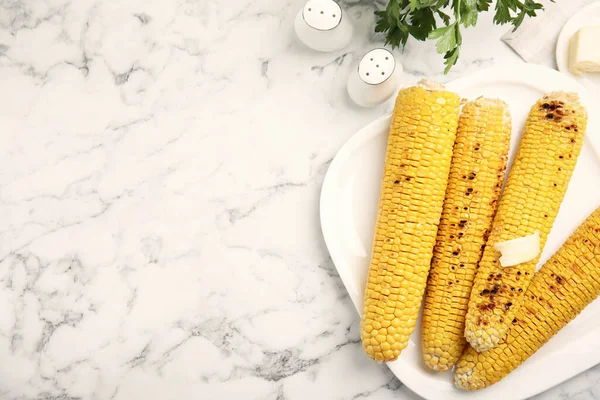 Fresh Grilled Corn Cobs Butter White Marble Table Flat Lay — Stock Photo, Image