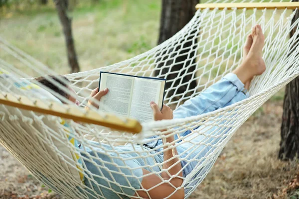 Man Leesboek Comfortabele Hangmat Bij Groene Tuin — Stockfoto