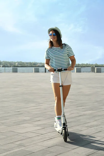 Mujer Joven Montando Patinete Scooter Largo Calle Ciudad —  Fotos de Stock