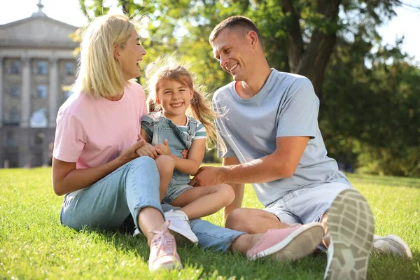 Glückliche Eltern Mit Ihrem Kind Das Spaß Auf Grünem Gras — Stockfoto