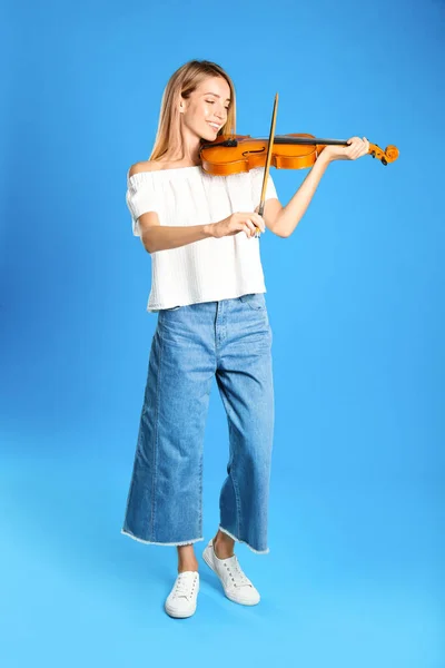 Belle Femme Jouant Violon Sur Fond Bleu — Photo