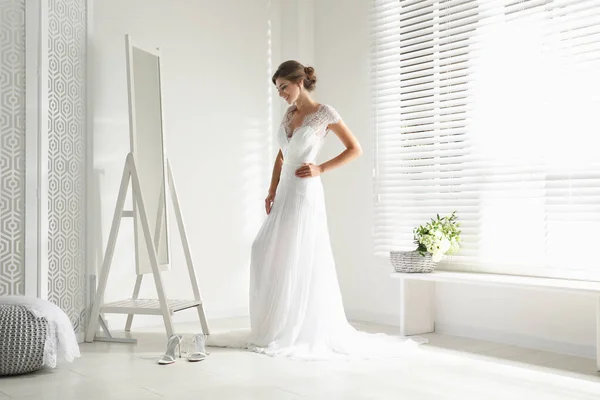 Junge Braut Wunderschönem Brautkleid Spiegelnähe — Stockfoto