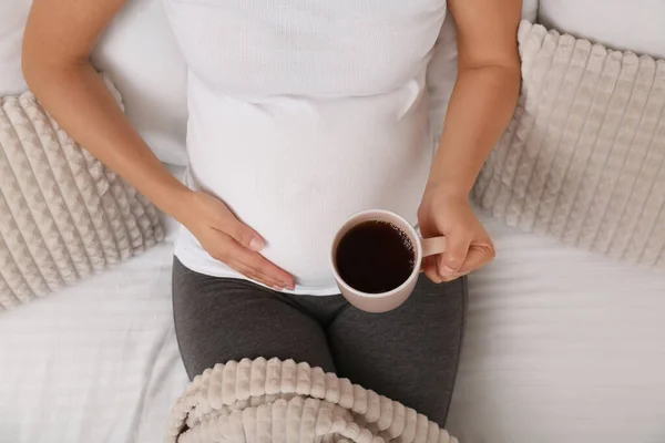 Έγκυος Γυναίκα Πίνοντας Τσάι Στο Σπίτι Κοντινό Πλάνο — Φωτογραφία Αρχείου