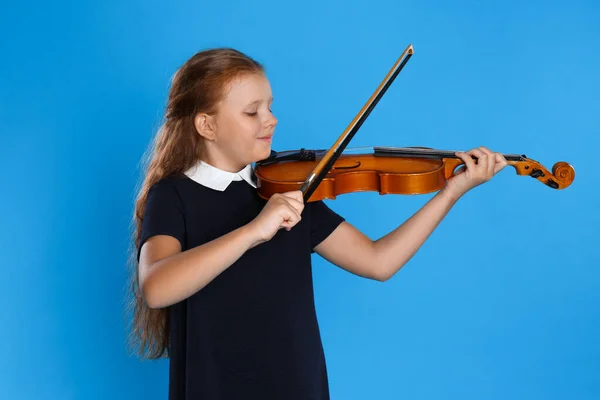 Preteen Flicka Spelar Fiol Ljusblå Bakgrund — Stockfoto