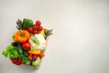 Beyaz arka planda taze sebzeli ahşap sandık, üst manzara. Metin için boşluk