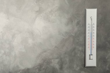 Gri duvarda hava termometresi var. Metin için boşluk