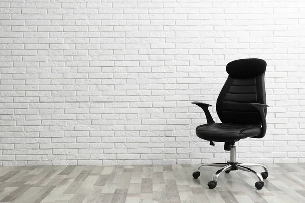 Comfortabele Bureaustoel Buurt Van Witte Bakstenen Muur Ruimte Voor Tekst — Stockfoto