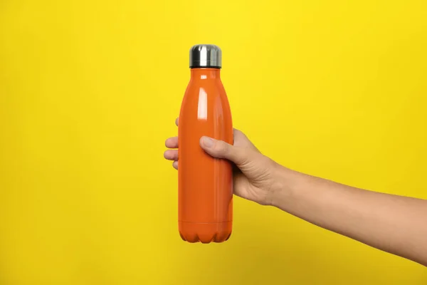 Vrouw Met Moderne Oranje Thermoskan Gele Achtergrond Close — Stockfoto