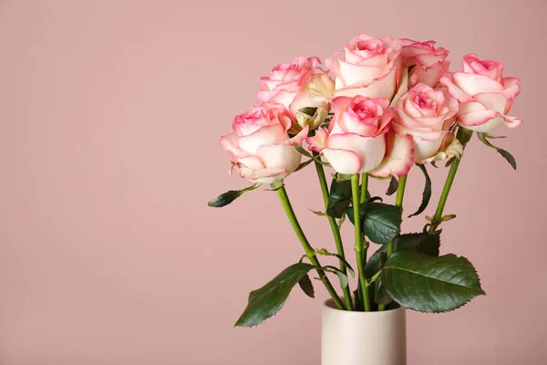 Jarrón Con Hermosas Rosas Sobre Fondo Rosa Primer Plano Espacio —  Fotos de Stock