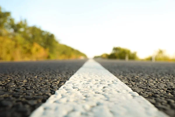 Piękny Widok Pustą Asfaltową Autostradę Wycieczka — Zdjęcie stockowe