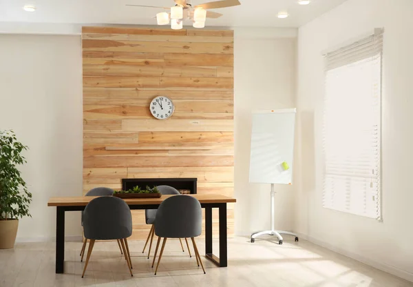 Moderna Sala Reuniões Interior Com Mesa Grande Cadeiras — Fotografia de Stock