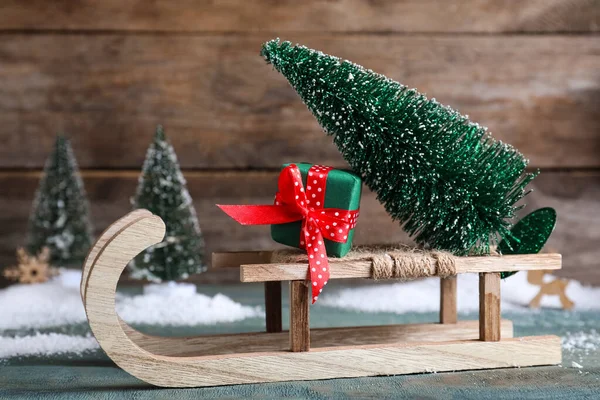 Έλκηθρο Διακοσμητικό Χριστουγεννιάτικο Δέντρο Και Κουτί Δώρου Μπλε Ξύλινο Τραπέζι — Φωτογραφία Αρχείου