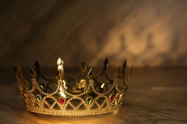 Belle Couronne Dorée Avec Des Pierres Précieuses Sur Table Bois — Photo