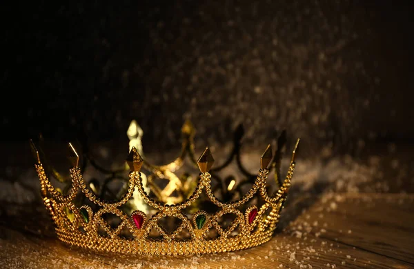 木製のテーブルの上に宝石と美しい黄金の王冠 ファンタジーアイテム — ストック写真