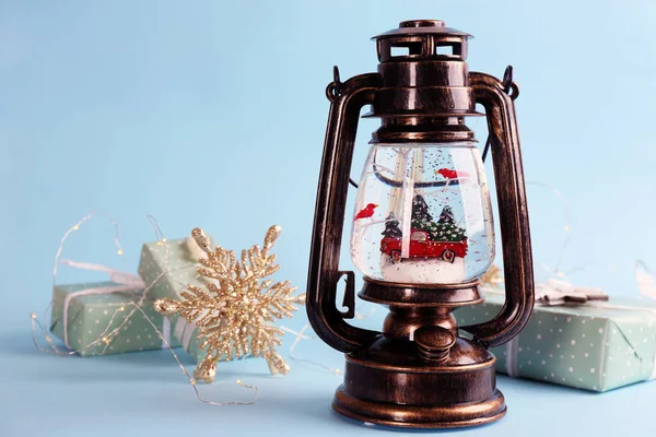 Piękna Kula Śnieżna Boże Narodzenie Vintage Latarni Pudełko Prezentów Świąteczny — Zdjęcie stockowe