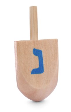 Ahşap Hanuka geleneksel dreidel harfli rahibe beyaz üzerine izole edilmiş.