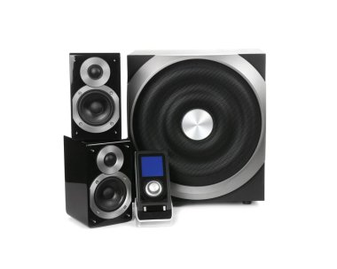 Beyaz arkaplanda uzaktan kumandalı modern güçlü ses hoparlörü sistemi