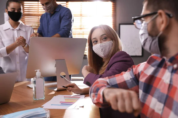Compañeros Trabajo Con Máscaras Protectoras Haciendo Que Codo Golpee Oficina — Foto de Stock