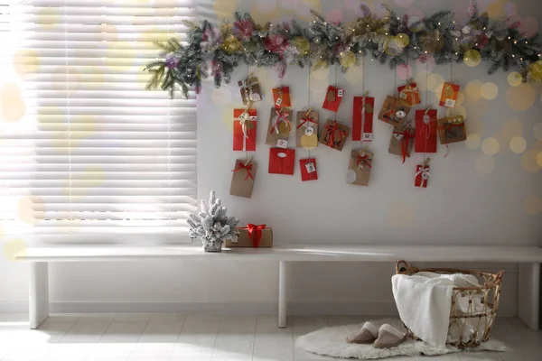 Calendrier Avent Noël Avec Cadeaux Décoration Suspendus Mur Blanc Dans — Photo