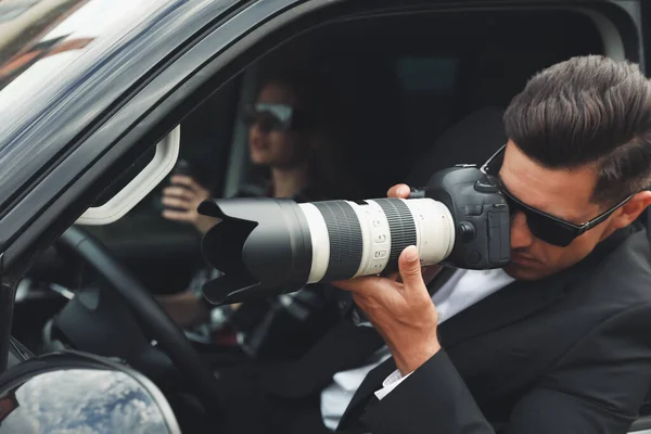 Detectives Privados Com Câmera Moderna Espionagem Carro — Fotografia de Stock