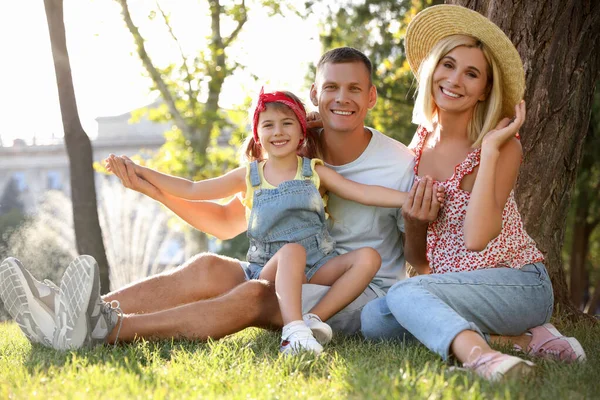 Gelukkige Ouders Met Hun Kind Die Plezier Hebben Groen Gras — Stockfoto