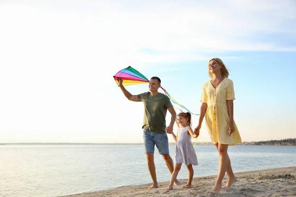 Glückliche Eltern Mit Ihrem Kind Das Mit Drachen Strand Spielt — Stockfoto