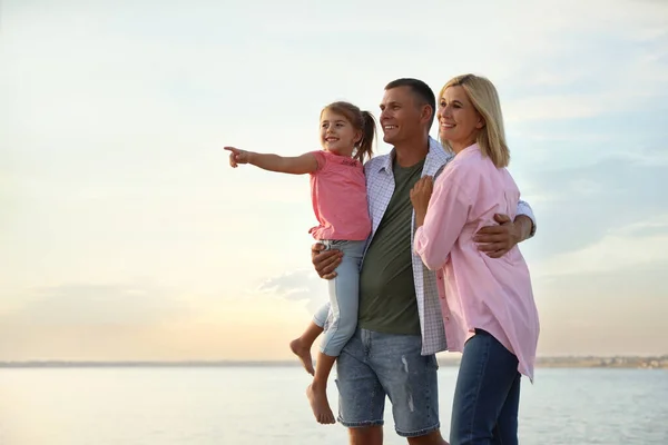 Gelukkige Ouders Met Hun Kind Het Strand Tijd Doorbrengen Natuur — Stockfoto