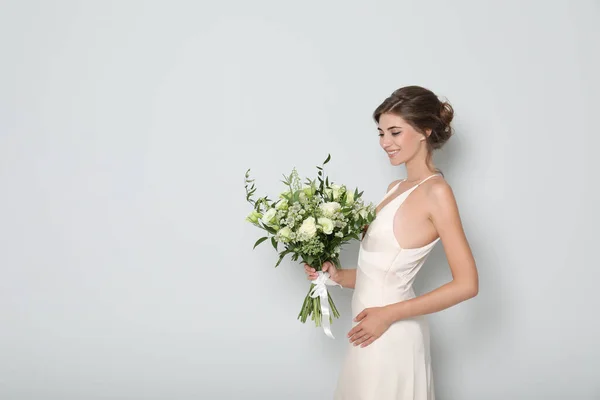 Junge Braut Brautkleid Mit Schönem Strauß Auf Hellgrauem Hintergrund Raum — Stockfoto