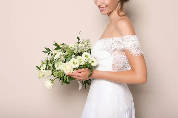 Junge Braut Brautkleid Mit Schönem Strauß Auf Beigem Hintergrund Nahaufnahme — Stockfoto