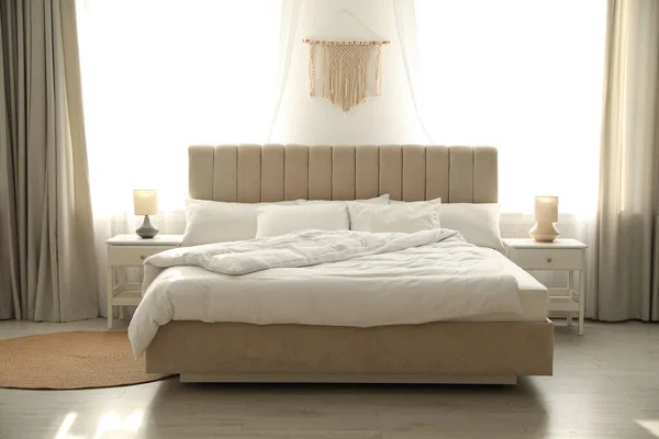 Cama Confortável Com Cobertor Macio Interior Quarto Elegante — Fotografia de Stock