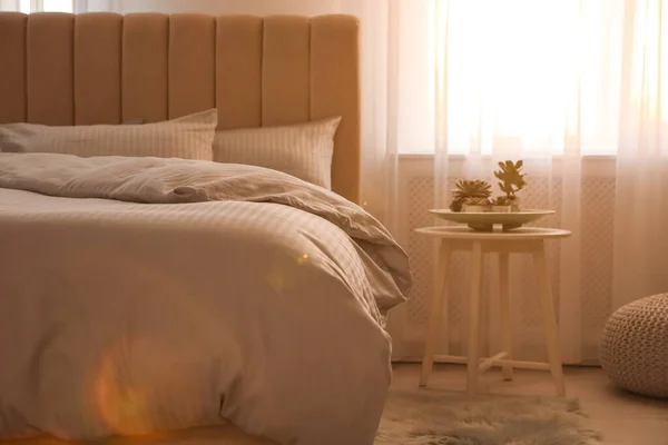 窓の近くに柔らかい毛布で快適なベッド室内 — ストック写真