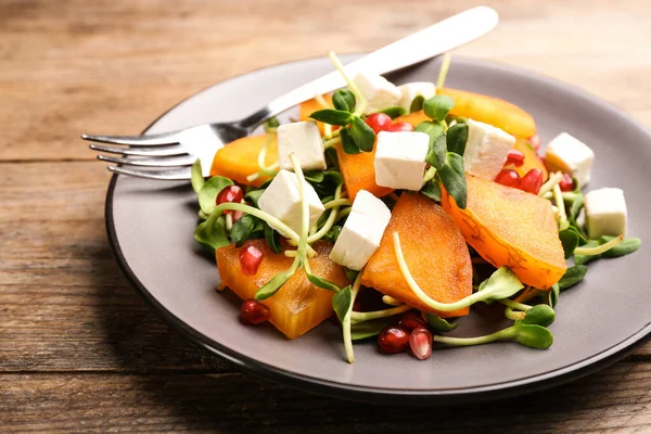 Délicieuse Salade Kaki Servie Sur Table Bois Gros Plan — Photo