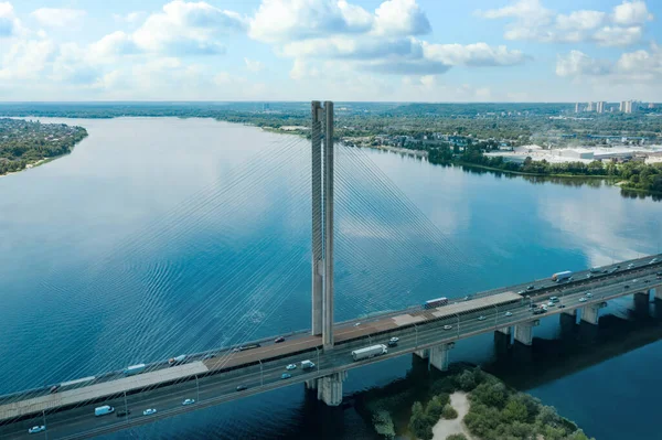 Nehir Üzerindeki Modern Köprünün Havadan Görünüşü — Stok fotoğraf