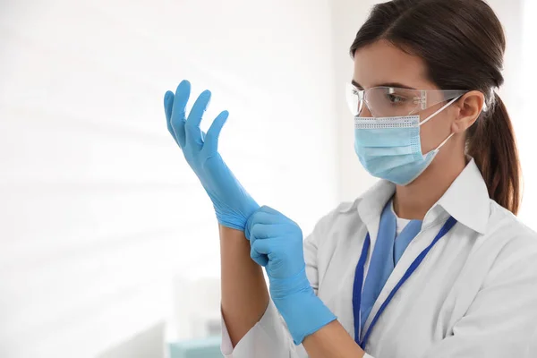 Médico Máscara Protectora Gafas Que Pone Guantes Médicos Contra Fondo —  Fotos de Stock