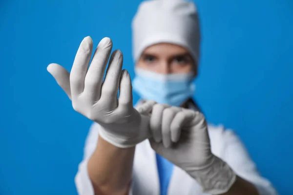 Médico Guantes Médicos Sobre Fondo Azul Enfoque Las Manos —  Fotos de Stock