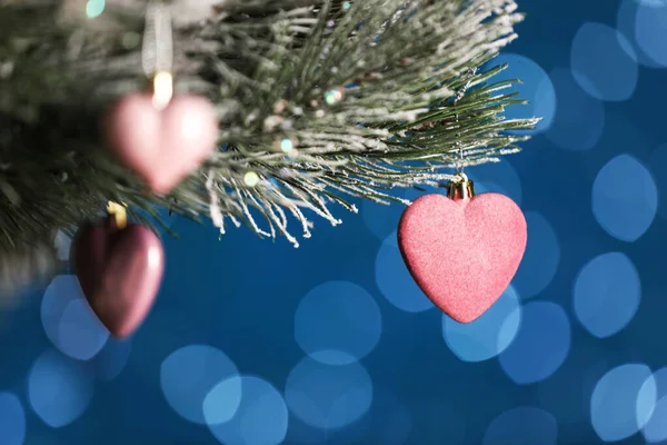 Hermosa Fiesta Forma Corazón Bauble Colgando Árbol Navidad Sobre Fondo —  Fotos de Stock