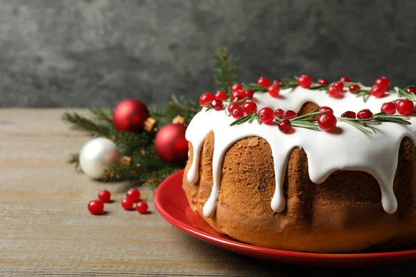 Gâteau Noël Traditionnel Décoré Avec Glaçure Graines Grenade Canneberges Romarin — Photo