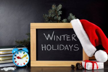 Kış tatili ve Noel dekoru yazılı karatahta