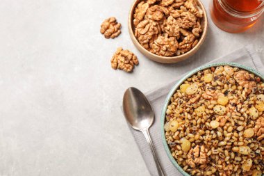 Geleneksel Noel Slav yemeği kutia açık gri masada, düz yerde servis edilir. Metin için boşluk