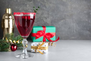 Işık masasında likör ile nefis bir Noel kokteyli. Metin için boşluk