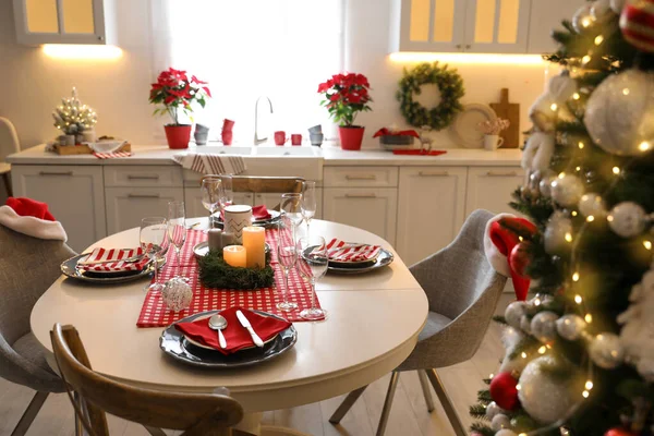 Mesa Com Louça Bela Cozinha Interior Decorado Para Natal — Fotografia de Stock