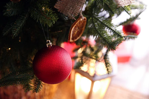 Hermoso Árbol Navidad Decorado Con Luces Festivas Adornos Interior Primer —  Fotos de Stock