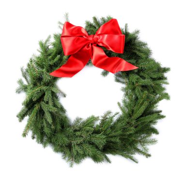 Beyaz arka planda kırmızı kurdeleli köknar dallarından yapılmış Noel çelengi