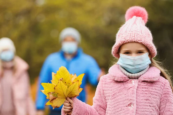 Linda Chica Máscara Médica Caminando Con Sus Padres Aire Libre — Foto de Stock