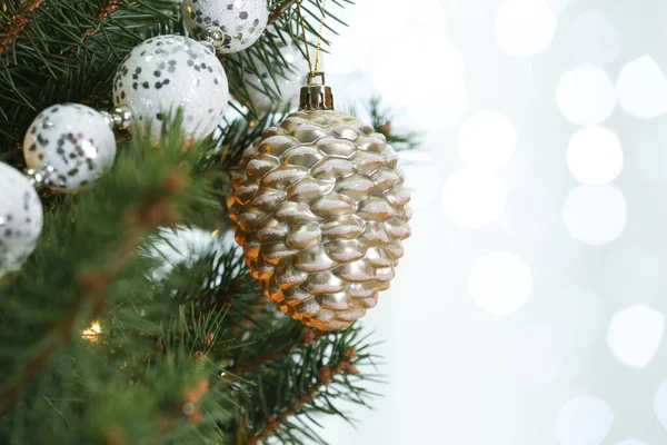 Bola Vacaciones Forma Cono Colgando Árbol Navidad Contra Las Luces —  Fotos de Stock