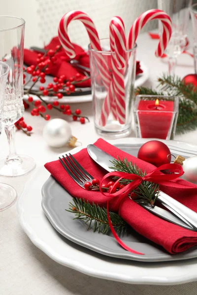 Εορταστική Ρύθμιση Τραπέζι Όμορφα Πιάτα Και Διακόσμηση Χριστουγέννων Λευκό Φόντο — Φωτογραφία Αρχείου