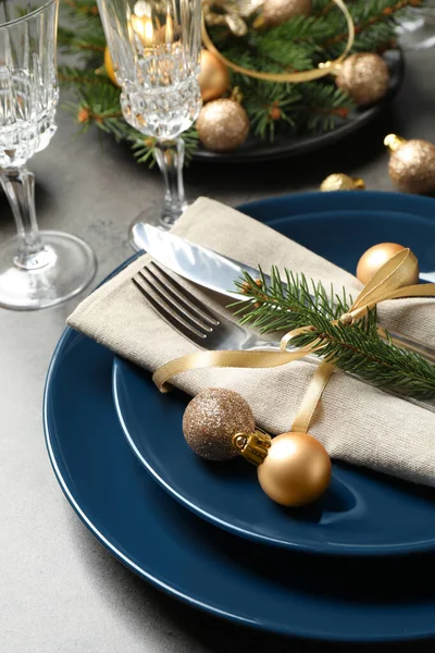Εορταστική Ρύθμιση Τραπέζι Όμορφα Πιάτα Και Διακόσμηση Χριστουγέννων Γκρι Φόντο — Φωτογραφία Αρχείου
